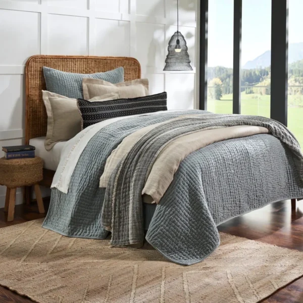 Matelasse coverlet kale