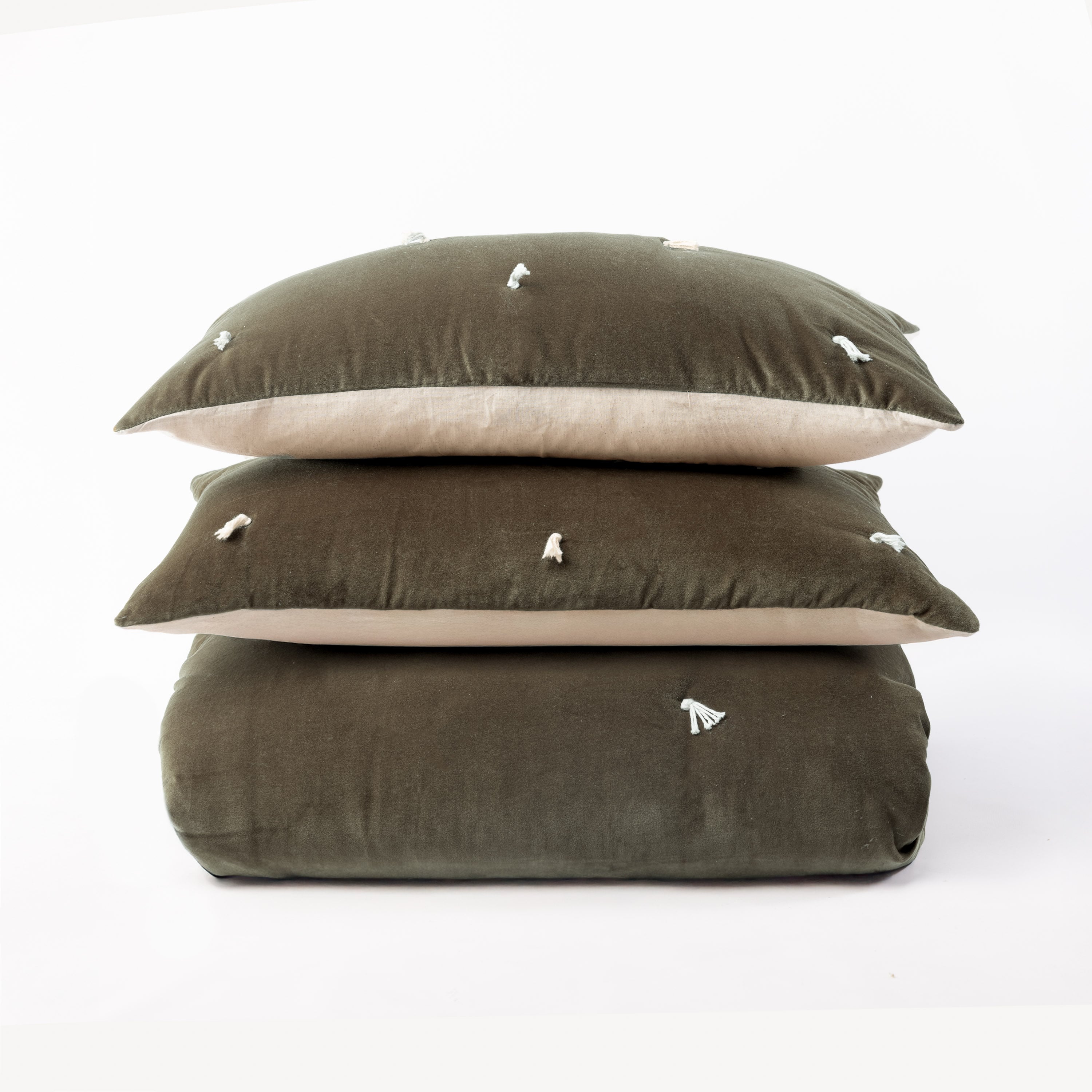 Cc1002kmal15 | Amity Home Amity home hawke quilt in laurel green velvet with tassel details