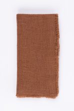 Amity home ranier linen dinner napkin set in saddle   frayed edge detail