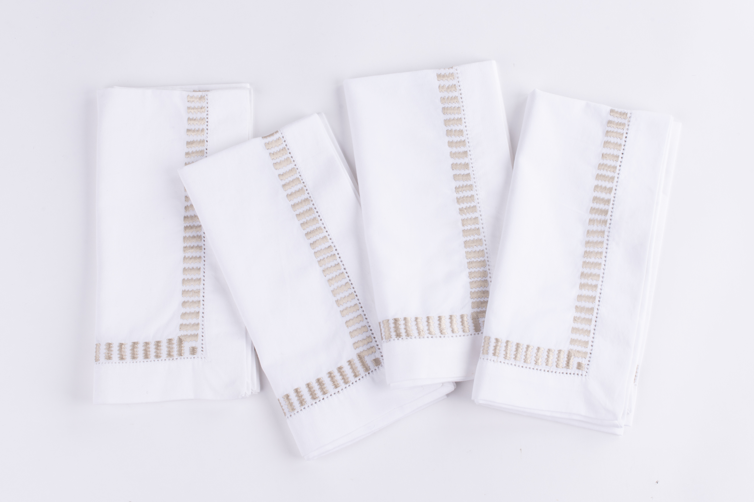 Pn15446tset | Amity Home Amity home savona dinner napkin set in oyster geometric embroidered border