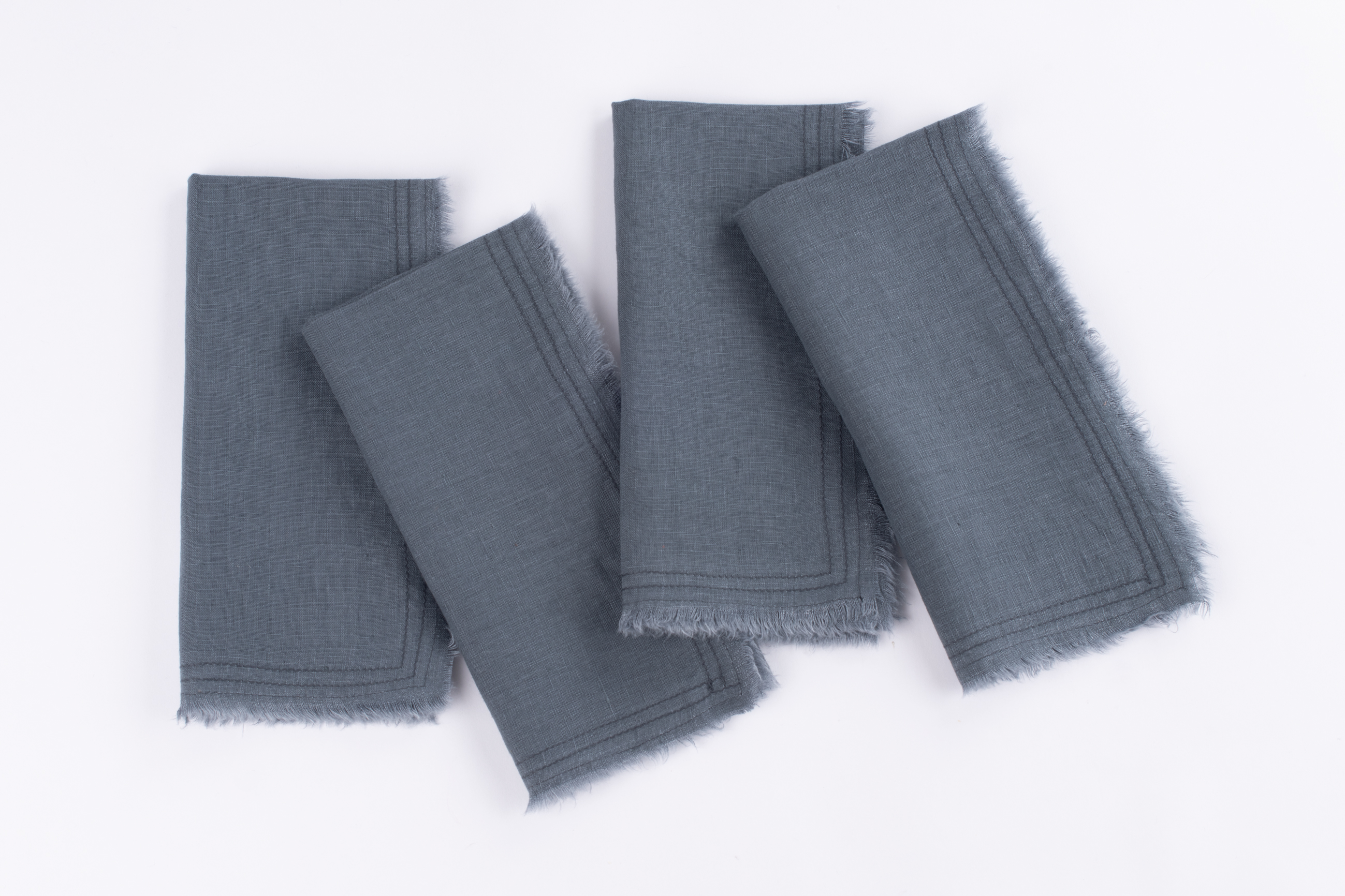 Pn15464bset | Amity Home Amity home brisbane linen dinner napkin set in steel blue frayed edges