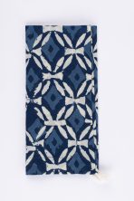 Amity home ira linen dinner napkin set in indigo blue   block print diamond pattern