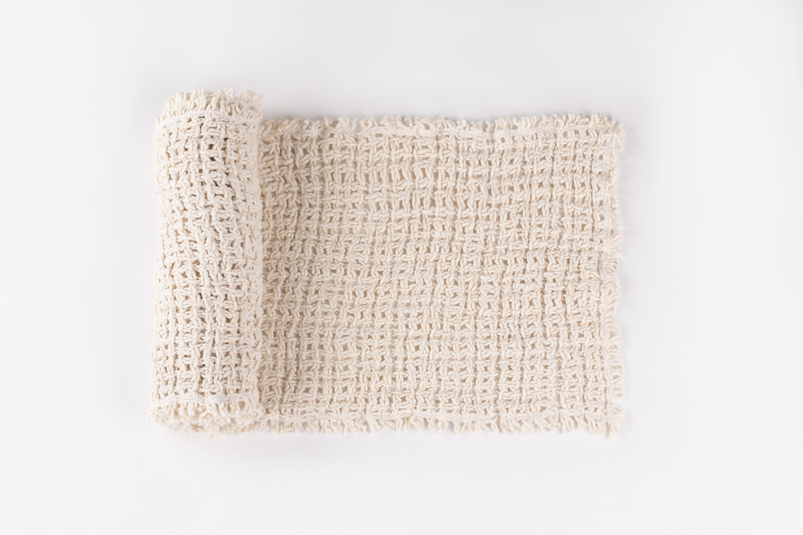 Tr937e | Amity Home Amity home trawick linen table runner in ivory open weave texture